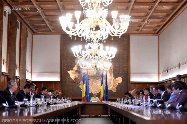 Moţiune de cenzură: Guvern cu viziune proeuropeană, cu maximum 15 ministere, nu cu 27