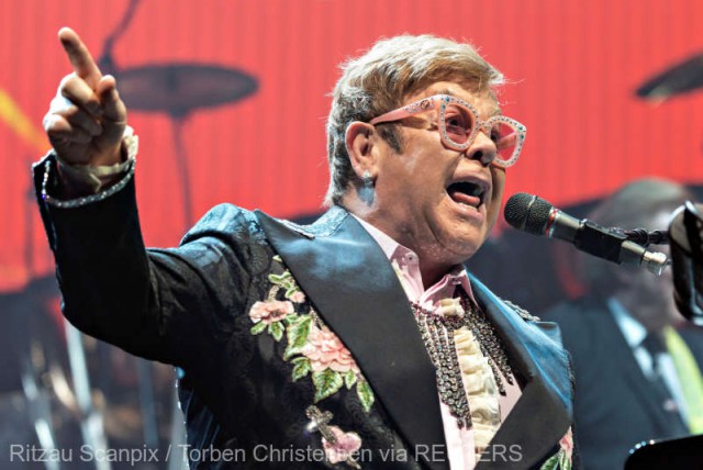 Elton John a făcut criză de isterie la aeroport