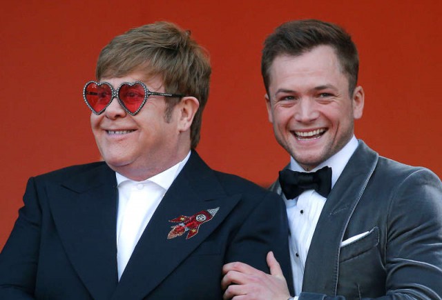 Actorul Taron Egerton a urcat pe scenă alături de Elton John interpretând în duet melodia ''Your Song''