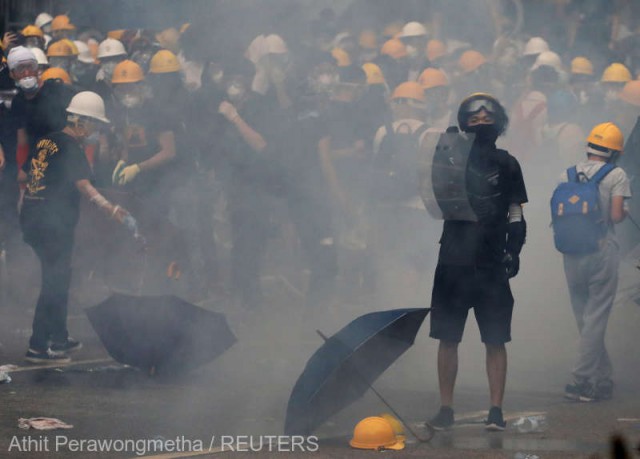 Hong Kong: Protestele au degenerat, 11 manifestanţi au fost arestaţi şi 22 de poliţişti sunt răniţi