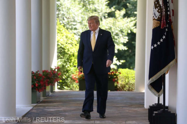 La patru ani după scena istorică a scării rulante, Trump revine marţi la campania electorală