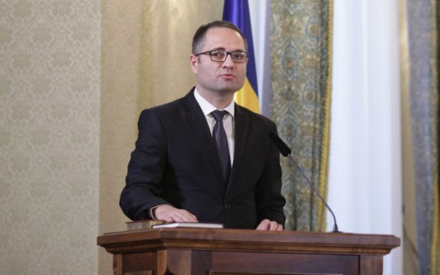 Cum se scuză ministrul Sportului după ce a fost filmat aprinzându-și o țigară în CEx-ul PSD din Parlament