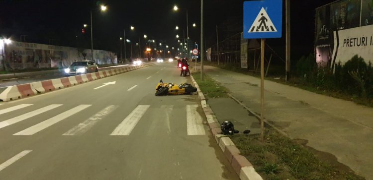 Un șofer a TĂIAT linia CONTINUĂ și a provocat HAOS: motociclist FĂRĂ PERMIS, PROIECTAT într-o mașină parcată