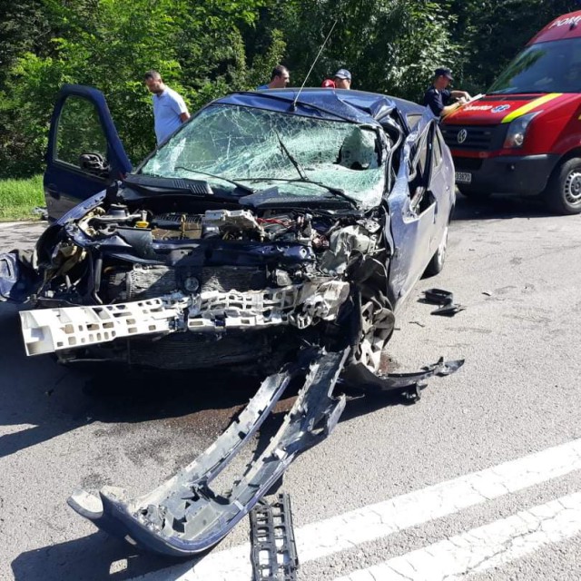 Accident rutier în zona popasului de la intrare în Valu lui Traian: o persoană a rămas ÎNCARCERATĂ!