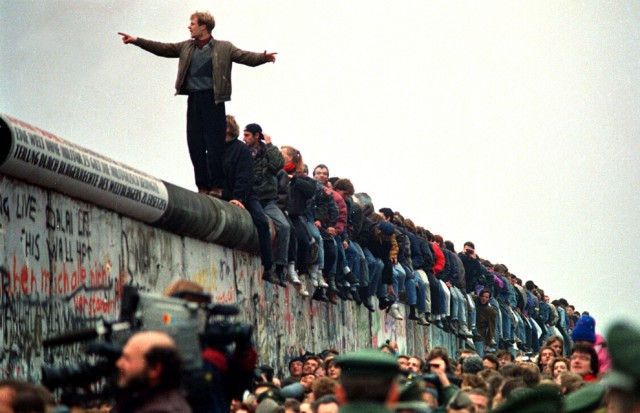 Militanţi pentru drepturi civile din fosta RDG aniversează 30 de ani de la căderea Zidului Berlinului