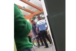 A primit un 'cap în gură' de la un polițist local! VIDEO