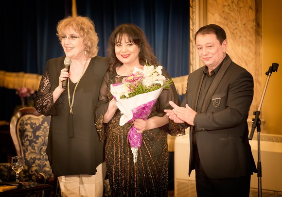 Corina Chiriac, Stela Enache și Irina Loghin fac furori cu siluetele. Care sunt secretele lor