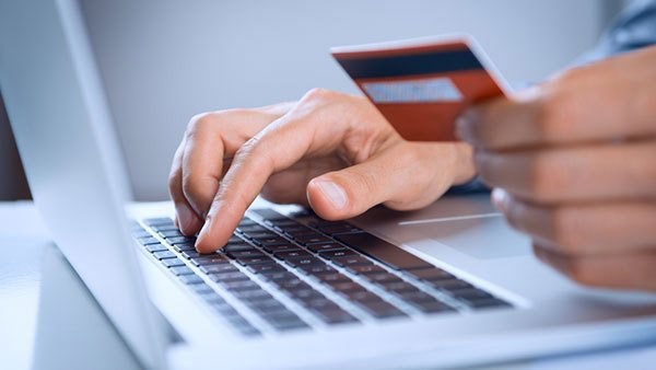 Românii vor cumpăra de 1,2 miliarde de lei, de Black Friday; tranzacţiile online, estimate la 360 de milioane de lei