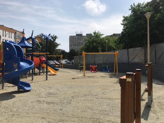 Covor „antitraumă” la locul de joacă de pe aleea Daliei