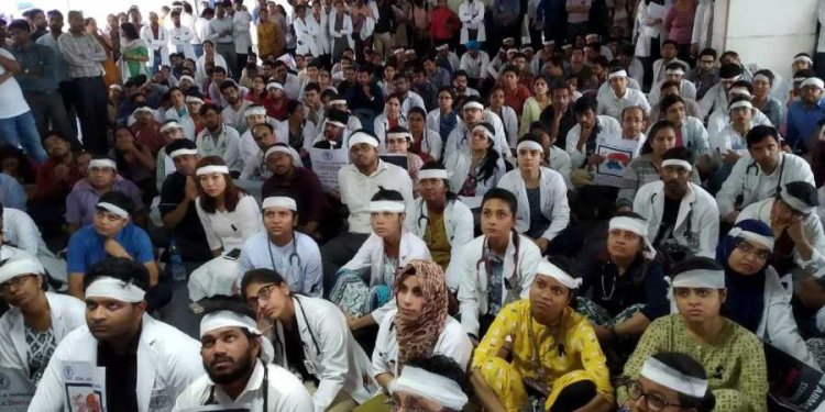 India: Mii de medici în grevă pentru a cere creşterea siguranţei, după un incident la un spital