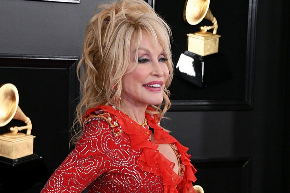 Motivul bizar pentru care Dolly Parton nu renunţă la machiaj nici când doarme