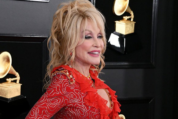 Motivul bizar pentru care Dolly Parton nu renunţă la machiaj nici când doarme