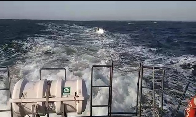 SALVARE PE MARE. Șalupă cu patru persoane, adusă la mal de Garda de Coastă. VIDEO