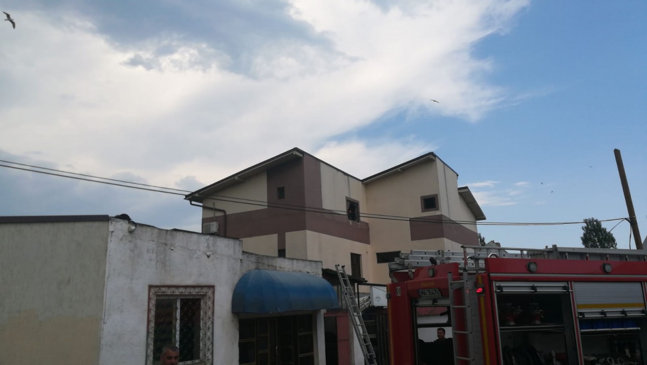 INCENDIU în SATUL DE VACANŢĂ: a ars acoperişul unui restaurant