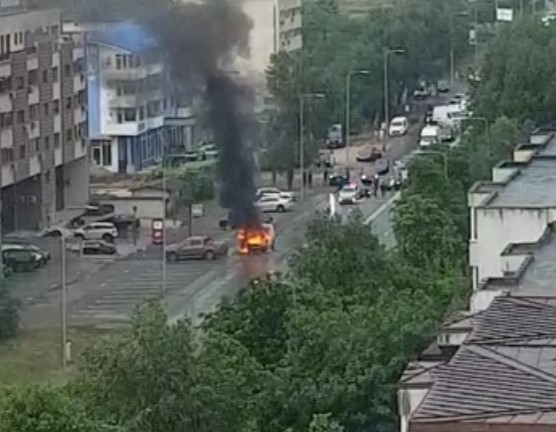 Mașină mistuită de flăcări în Constanța. VIDEO