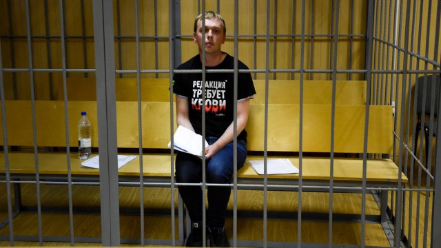 Rusia: Justiţia a decis consemnarea la domiciliu a jurnalistului de investigaţie Ivan Golunov