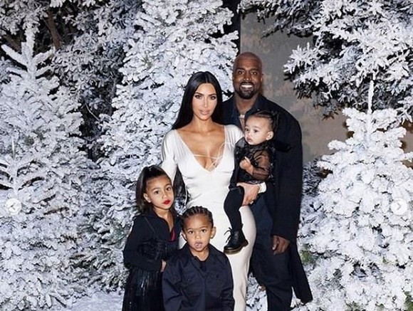 Kim Kardashian l-a prezentat fanilor pe cel mai nou membru al familiei. Ce adorabil este Psalm Ye!