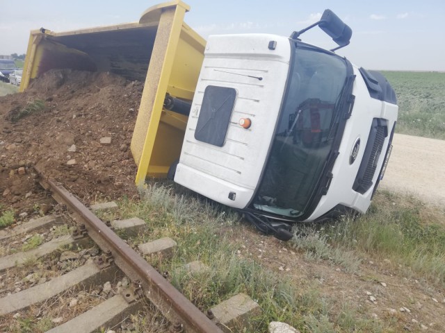 Camion RĂSTURNAT la Mihail Kogălniceanu, în baza militară