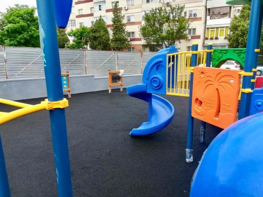 Două locuri de joacă din Constanţa, amenajate cu covor de cauciuc