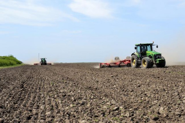 Suprafaţa de teren agricol exploatată de persoane fizice şi juridice străine era de 422.000 hectare în 2018