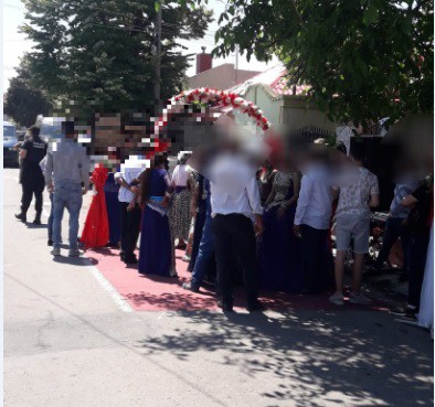 NUNTĂ ÎN STRADĂ, în COICIU. S-a lăsat cu amendă de la Poliția Locală!