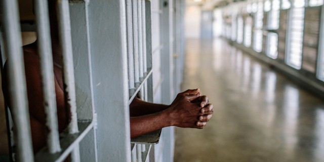 Condamnați la închisoare cu executare, SĂLTAȚI de polițiști și introduși în penitenciar