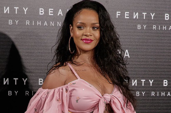 Rihanna, îndrăgostită până peste cap de iubitul miliardar. Cum au fost surprinşi în escapada romantică