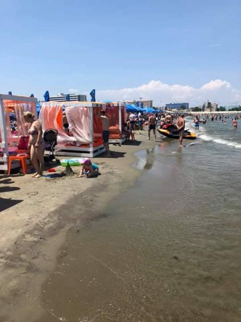 ȘEZLONGURI până-n buza apei! Oamenii sunt nemulțumiți!