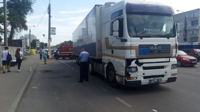 Accident rutier GRAV în zona Anda: un TIR a LOVIT un PIETON!