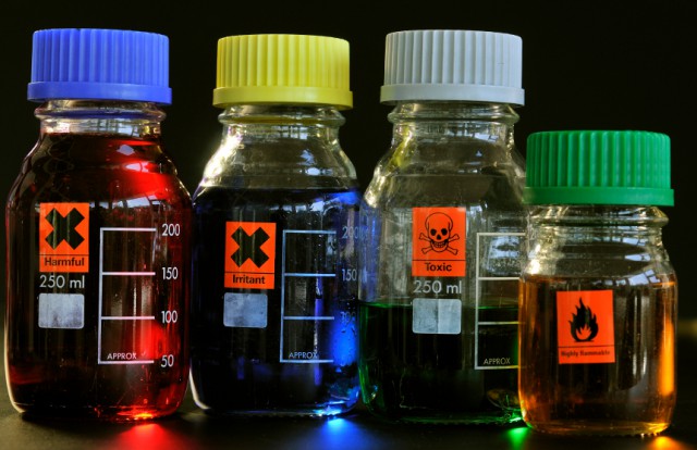 Substanțe chimice periculoase cu proprietăți TOXICE, vândute ILEGAL în toată țara