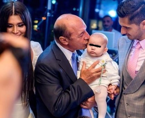 Fetița Elenei Băsescu a împlinit un an și seamănă leit cu bunicul celebru