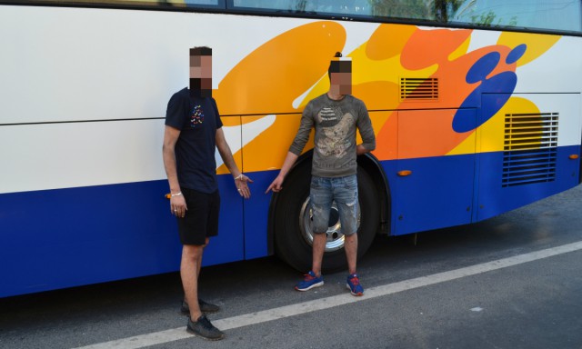 Trei cetățeni străini, depistați ascunși sub un autocar, în Constanța!