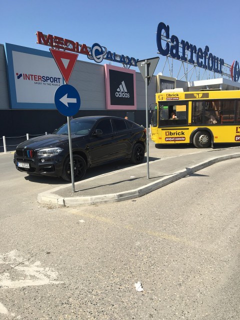 Un şofer a blocat ieşirea autobuzelor din parcarea Carrefour