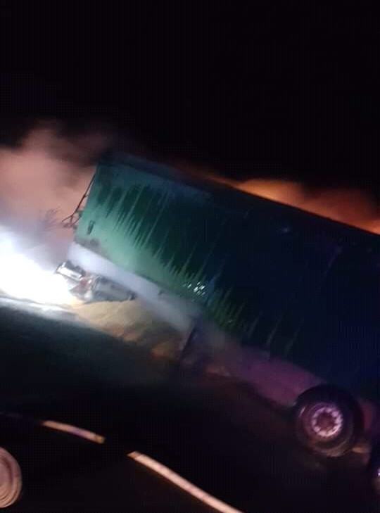 Accident rutier la ieşire din Medgidia: TIR în flăcări! VIDEO