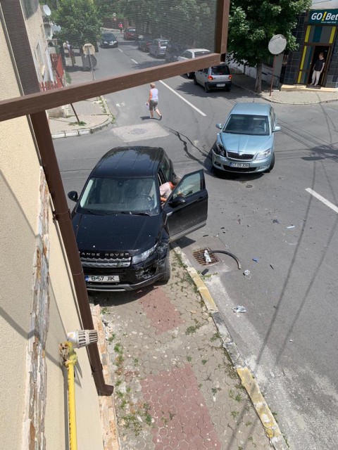 Accident rutier în Medgidia: o mașină s-a oprit în peretele unui imobil! VIDEO