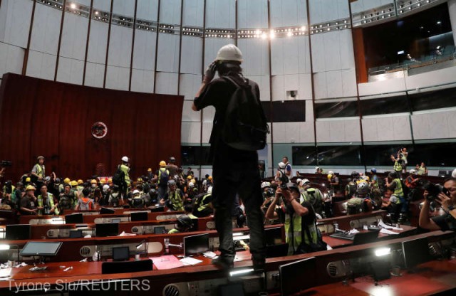 Protestatarii din Hong Kong au pătruns în sediul Consiliului Legislativ