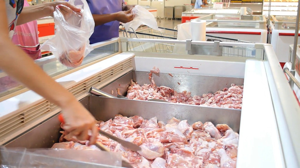 ANSVSA: Amenzi de 109.200 de lei, ordonanţe de suspendare a activităţii şi confiscarea a peste 9,3 tone de carne de pui neconformă