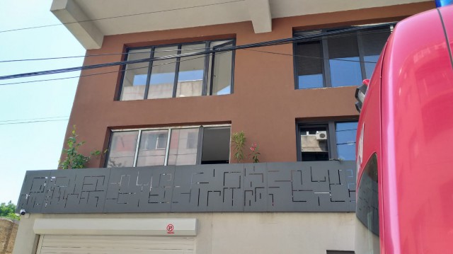 În COMĂ: un tânăr a CĂZUT de la etaj, în timp ce ştergea geamuile