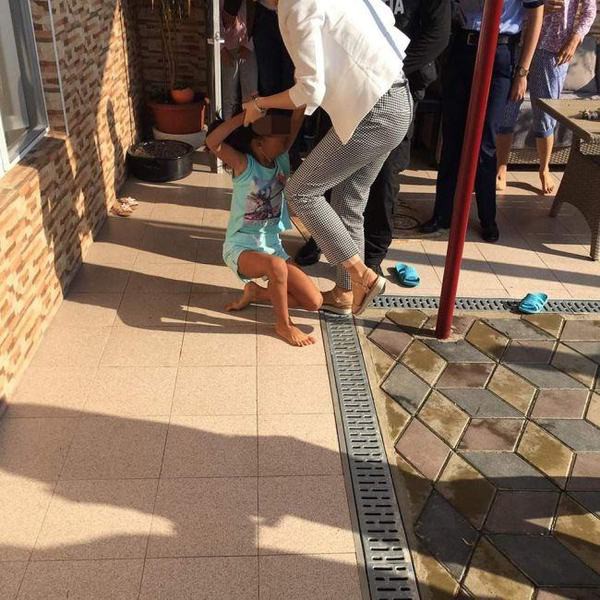 VIDEO. Fetița luată cu mascații din casa în care a crescut. 
