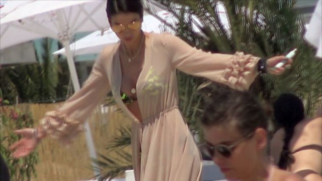 Geanina Ilieş arată senzaţional în costum de baie!