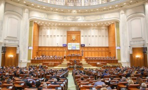 Deputații sunt chemați la muncă, deși începe vacanța: Sesiune extraordinară timp de 5 zile