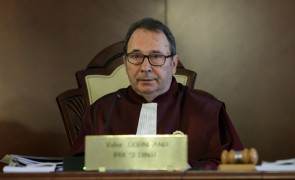 Situație PENIBILĂ la CCR: Curtea a emis un comunicat în care îl CONTRAZICE pe Valer Dorneanu, președintele instituției, pe implicarea SRI și STS