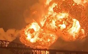 Flăcările au urcat până la cer în Philadelphia într-un incendiu la cea mai mare rafinărie de pe Coasta de Est