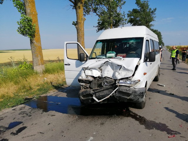 Microbuz cu pasageri, implicat într-un accident rutier