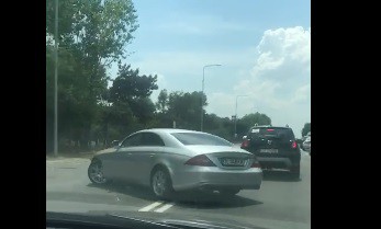 PERICOL pe Aurel Vlaicu: ce face un șofer care nu vrea să stea în coloană! VIDEO