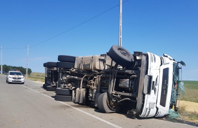 S-a răsturnat cu TIRUL pe carosabil!