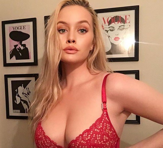 Un fost model Playboy se plânge că are sânii prea mari