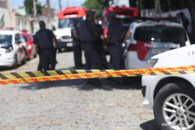 Brazilia: Poliţia din Rio a descoperit o groapă comună cu cel puţin 12 cadavre