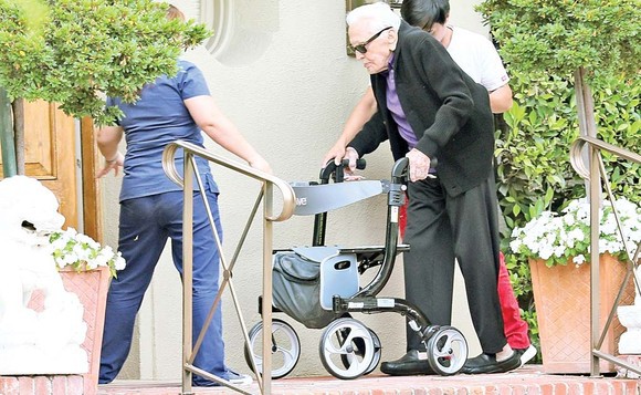 La 102 ani, Kirk Douglas nu se lasă. Cum a fost surprins în faţa casei
