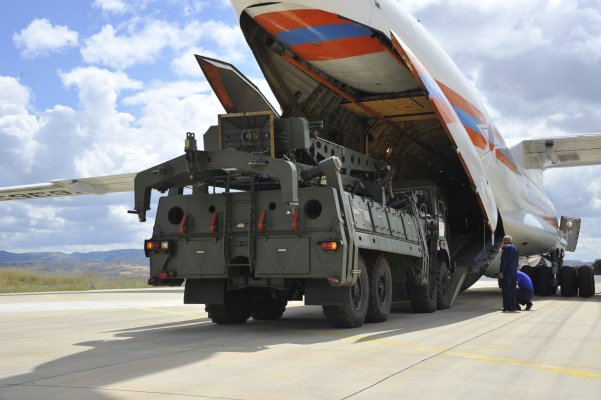 Livrările de componente ale sistemelor ruse S-400 către Turcia au continuat duminică